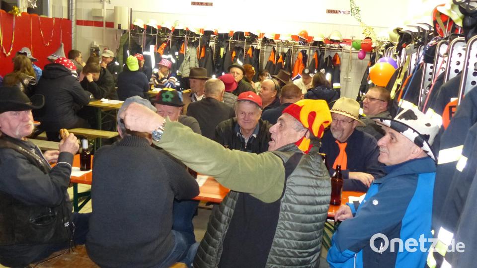 Die meisten Besucher beim Helmabend befolgten das Motto und erschienen mit Kopfbedeckung. Bild: hme