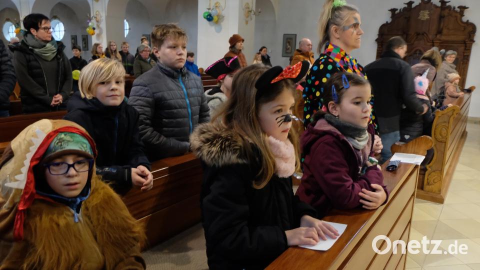 Farbenprächtige Kostüme zeigten die Kinder beim Familiengottesdienst am Faschingssonntag. Bild: le