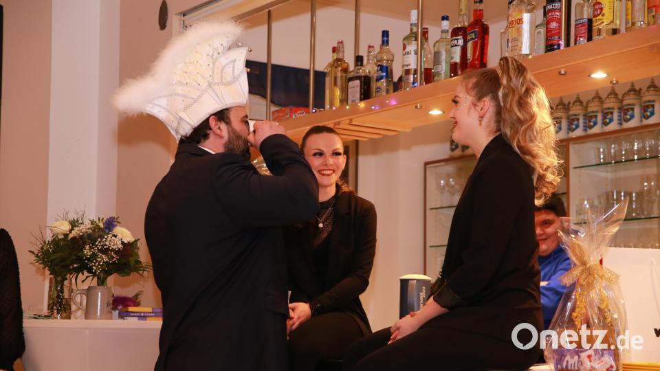 Prinz Christopher I. nimmt einen großen Schluck Kaffee, dann ist es mit ihm vorbei. Bild: egl