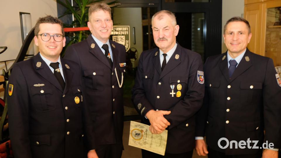 Seit 40 Jahren ist Heinz Jantschick (Zweiter von rechts) im Dienst für die Gemeinschaft unterwegs. Auch der Vorsitzende der Wehr gehört zu den Jubilaren. Korbinian Dunzer (links) ist seit 20 Jahren aktives Mitglied. Bürgermeister Marcus Gradl (rechts) und kommandant Christian Götz (Zweiter von links) gratulieren. Bild: do