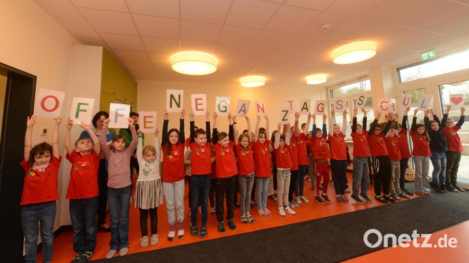 Die Kinder der Klassen 3a und 3b eröffnen mit einem fröhlichen Gedicht die Räume der neuen Offenen Ganztagsschule in Luhe-Wildenau. Bild: bey