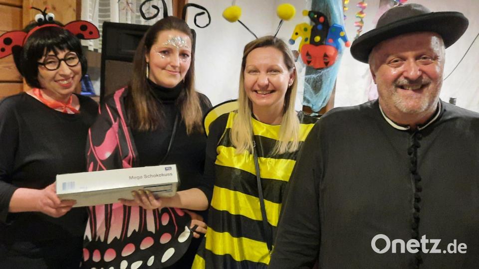 Kleiner Insektenschwarm mit Mönch (Bgm. Anton Peter) beim Rosenmontagsball Bild: oe