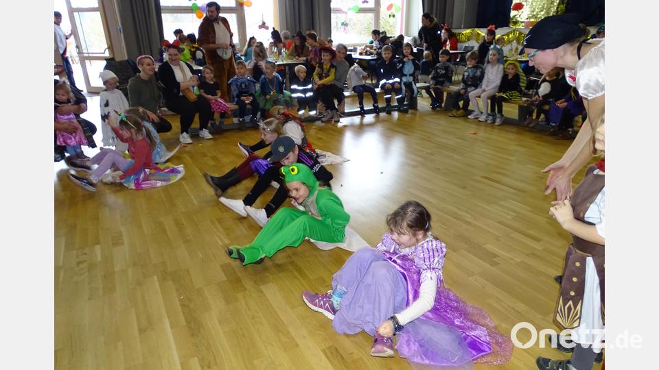 Preise gab es beim Michelfelder Kinderfasching für diejenigen, die am schnellsten auf dem Hosenboden ins Ziel rutschen konnten. Bild: Sonja Müller