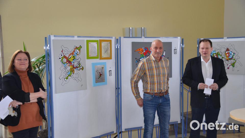 Über die Vernissage mit Werken von Bernd Wagner (Mitte) im Werner-Porsch-Schulzentrum freuen sich Rektorin Iris Sebald (links) und Bürgermeister Christian Porsch (rechts). Bild: ak