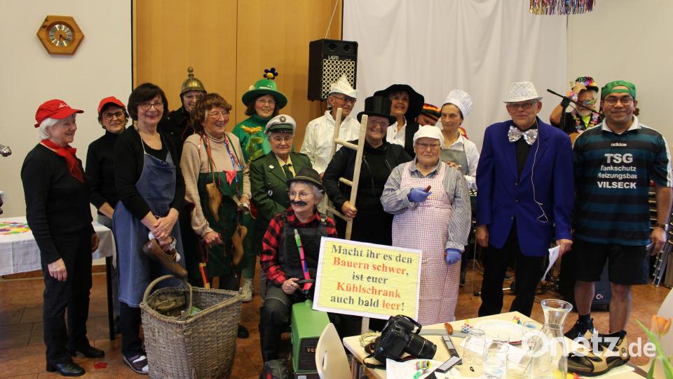 Zum Foto stellten sich die zahlreichen Fachleute der Schlichter Handwerksmesse mit den &quot;Messdienern&quot; Jimmy Joseph und Christian Trummer (von rechts) sowie den &quot;Sprecherinnen&quot; Paula Stubenvoll und Hildegard Trummer (von links) Bild: ct