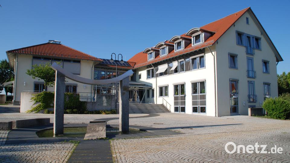 Das Speichersdorfer Rathaus ist im März Präsentationsebene für eine Wanderausstellung zum Thema &quot;Die Zukunft ist elektromobil&quot;. Bild: ak