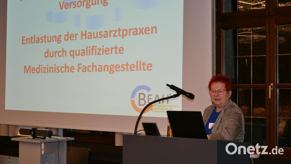 Margit Büttner bezeichnet sich als &quot;Mutter der ,Beah‘&quot; und stellte in ihrem Vortrag die Ausbildung zur &quot;Betriebswirtschaftlichen Assistentin in der Hausarztpraxis&quot; vor. Bild: pz