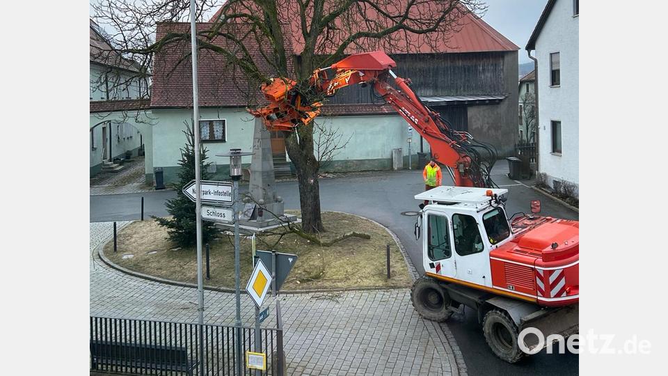 Der Bauhof des Marktes Moosbach entfernt den kernfaulen Kastanienbaum und entschärft damit eine gefährliche Situation am Kirchplatz. Bild: gi