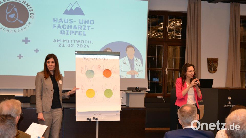 Beim Haus- und Facharztgipfel am Mittwoch im Sitzungssaal des Landratsamts Tirschenreuth führten Linda Wunderlich (links) und Violetta Meyer (mit Mikro) durch den Abend. Bild: pz