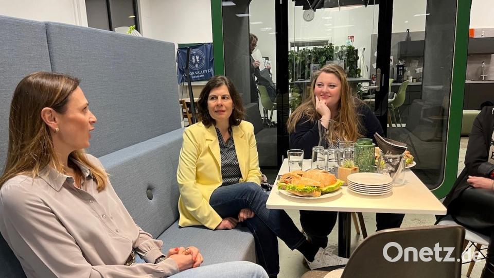 Nach dem Vortrag zum Thema „Ich bin gerne Chefin“ im Coworking-Space in Kemnath tauschten sich die Teilnehmerinnen aus. Bild: Coworkkem/exb