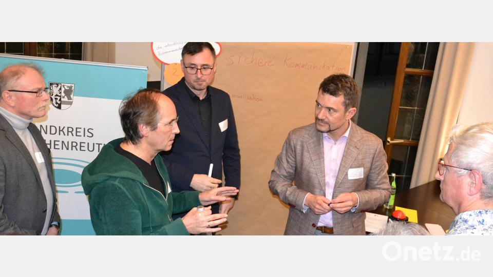 Dr. Peter Deinlein (Zweiter von rechts) leitete den Workshop, bei dem es um die Digitalisierung in der interdisziplinären Zusammenarbeit ging. Bild: pz