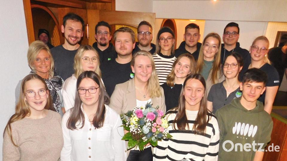 Die künftige Führungsriege der Landjugend Plössen um ihren neuen Vorsitzenden Lukas Giestl (hintere Reihe links), der Katharina Hertel (Mitte mit Blumen) nach vier Jahren an der Spitze ablöst. Bild: whü/exb