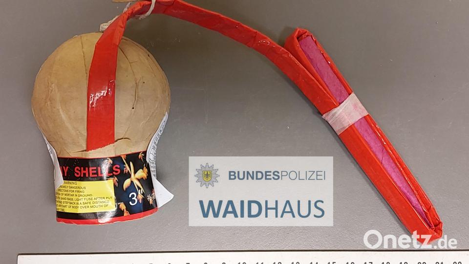 Zwei Brüder wollten diese Kugelbombe mit enormer Sprengwirkung und mehrere Waffen nach Deutschland schmuggeln. Bild: Bundespolizei Waldsassen/exb