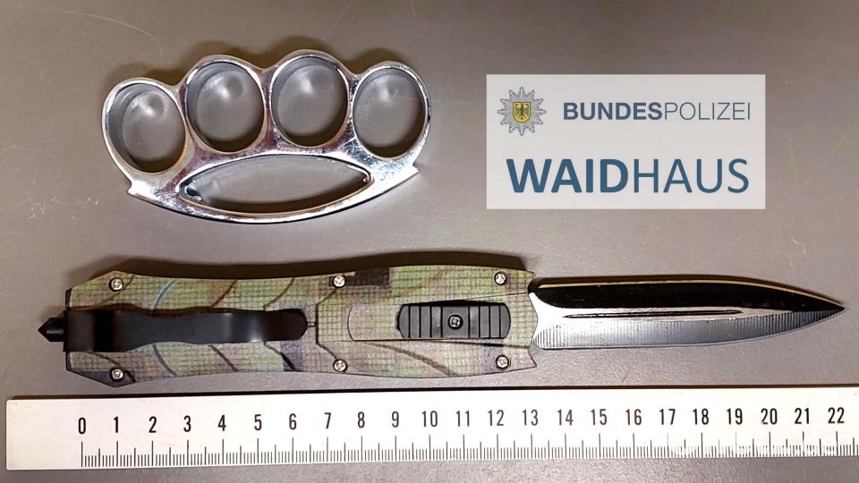 Auch dieses Messer und dieser Wurfstern wurden sichergestellt. Bild: Bundespolizei Waidhaus/exb