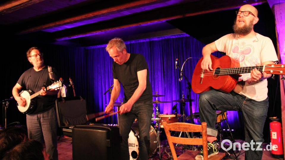 Ein mitreißendes Konzert servieren die "Bananafishbones" mit Peter Horn, Florian Sein und Sebastian Horn (von links) dem begeisterten Schafferhof-Publikum. Bild: prh