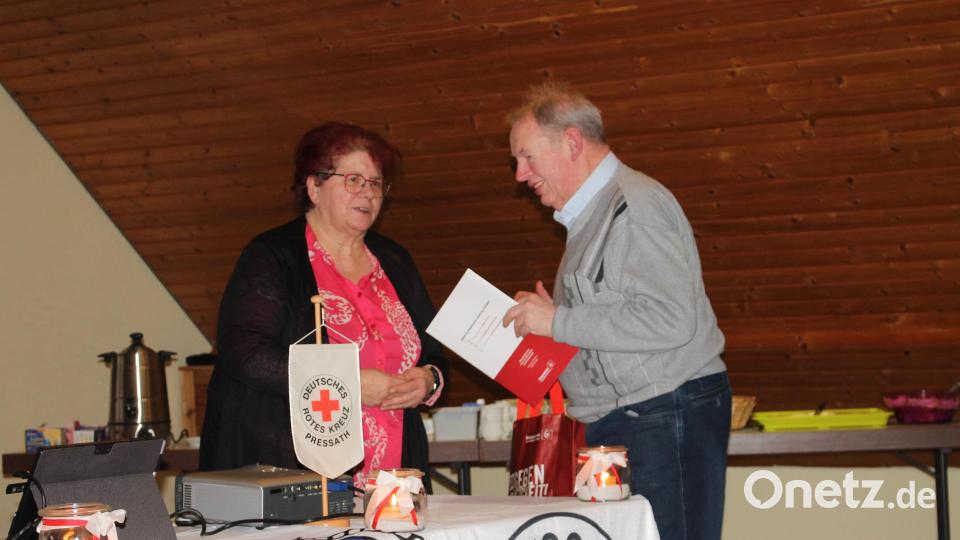 Zu den Stützen der Pressather Rotkreuzarbeit zählen Vize-Bereitschaftsleiterin Andrea Fürst, die seit 40 Jahren aktiven Dienst im Roten Kreuz leistet, und Heinz Stabla, der das goldene Blutspendedienst-Ehrenzeichen erhielt. Bild: bjp