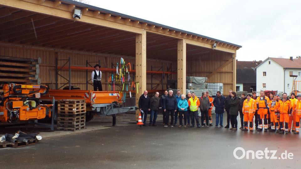 Bürgermeister Roland Strehl (links) nimmt zusammen mit den Bauhofmitarbeiter die neue Unterstellhalle offiziell in Betrieb. Bild: e