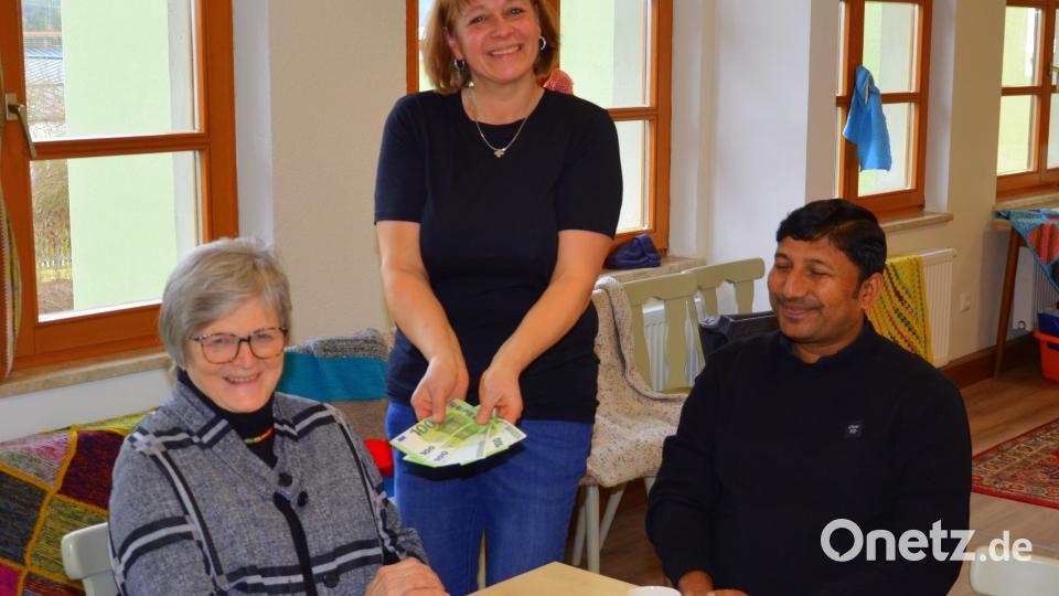 Elisabeth Koller (Mitte) überreicht an Dr. Annemarie Schraml (links) im Beisein von Pater John Gali eine Geldspende in Höhe von 500 Euro. Bild: Siegfried Zeug/exb