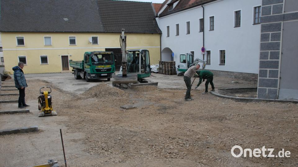 Die Arbeiten für den Parkplatz vor dem Hammerschloss haben begonnen. Bild: pop