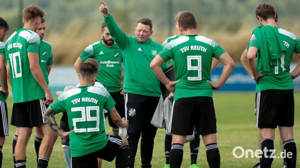 Werner Eisenheut (Mitte) gibt nur noch bis Saisonende die Kommandos beim TSV Reuth. Bild: TSV Reuth