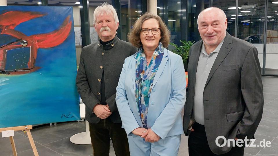 Von links: Künstler Arlan Birner, Christine Schmid, Organisatorin der Firma BHS und Jakob Reitz, langjähriger Begleiter des Künstlers bei der Vernissage in der Firma BHS in Weiherhammer. Bild: gmü