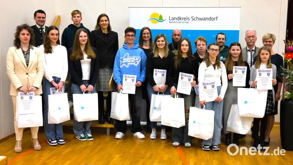 Der Landkreissportverband ehrte seine erfolgreichen Sportler und überreichte ihnen Urkunde und Geschenk. Das Bild zeigt die Einzelmeister in der Kategorie &quot;Silber&quot;. Bild: Hirsch