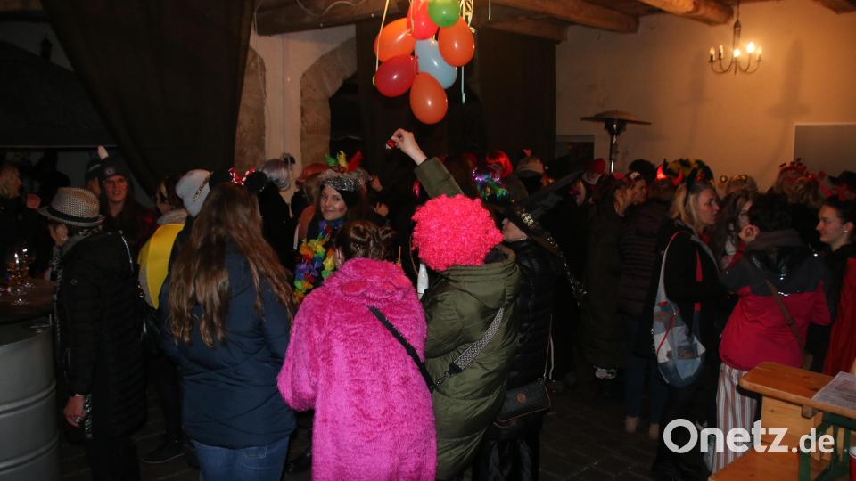 Die Frauen regierten am Weiberfasching den Hinterhof der Zoiglstube. Bild: sne