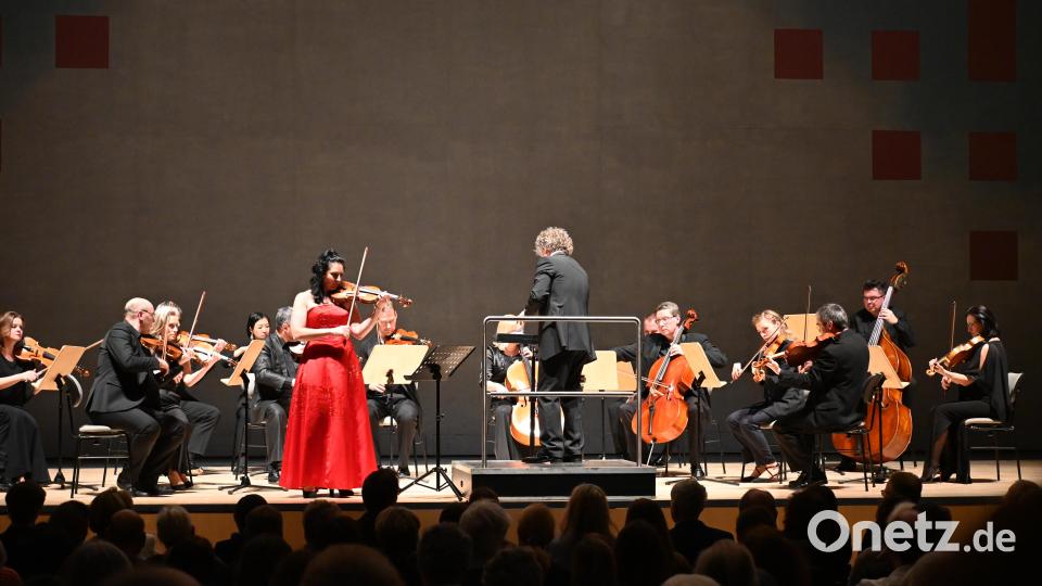 Ein meisterlicher Auftritt der Kölner Geigerin Alissa Margulis mit dem &quot;Prague Royal Chamber Orchestra&quot; unter der Leitung von Heiko Mathias Förster. Bild: kki