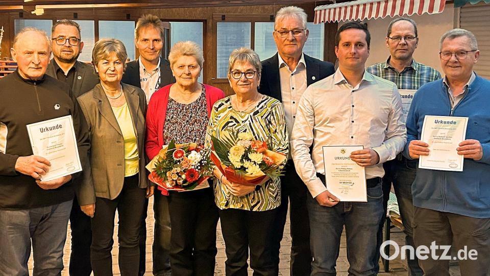 Ehrungen beim Bienenzuchtverein Sulzbach-Rosenberg: Von links Josef Paulus (65 Jahre), Kreisvorsitzender Andreas Royer, Dritte Bürgermeisterin Hildegard Geismann, Vorsitzender Matthias Bohmann, Gertrud Hüttner (25 Jahre), Christa Heuberger, Helmut Heuberger (Abschied als Vorsitzender), Philipp Böhme (15 Jahre), Matthias Hüttner (35 Jahre), Richard Sperber (55 Jahre). Bild: Jannik Bohmann