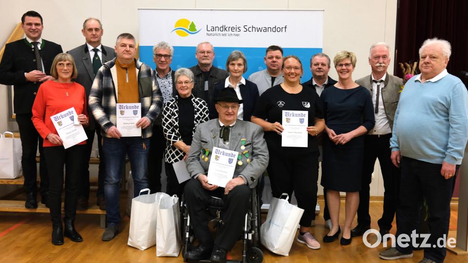 Landrat Thomas Ebeling zeichnete langjährige Funktionäre aus. Unter ihnen auch Guido Klier (rechts), der seit 50 Jahren beim FC Neunburg v.W. aktiv ist. Bild: Hirsch