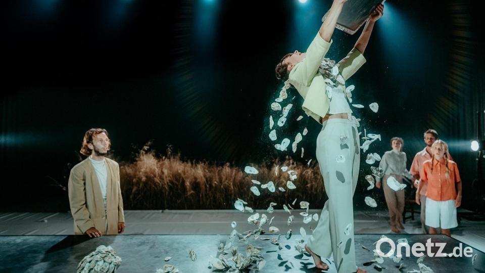 Cia. Nadine Gerspacher startet mit &quot;Non-Upgraded Existence&quot; das &quot;Tanzland&quot;-Projekt am Stadttheater Amberg. Bild: Nicolas Clausen/exb