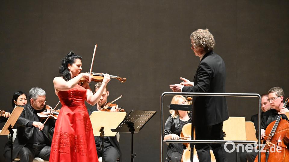 Solistin Alissa Margulis und Dirigent Heike Mathias Förster verstehen sich blendend, was sich deutlich in der Musik wiederspiegelt. Bild: kki