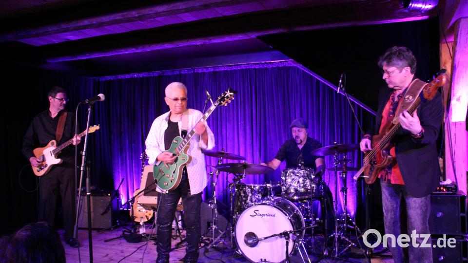 Al Jones (Zweiter von links) servierte mit seiner Band mit Christoph &quot;BeBof&quot; Böhm, Tommy Engelhardt und Uli Lehmann (von links) im Schafferhof ein großartiges Blues-Konzert. Bild: prh