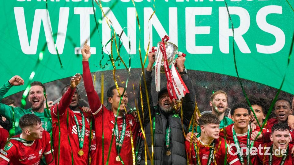 Jürgen Klopp (M) und sein Team holten den ersten von vier möglichen Titeln in dieser Saison. Bild: Alastair Grant/AP/dpa