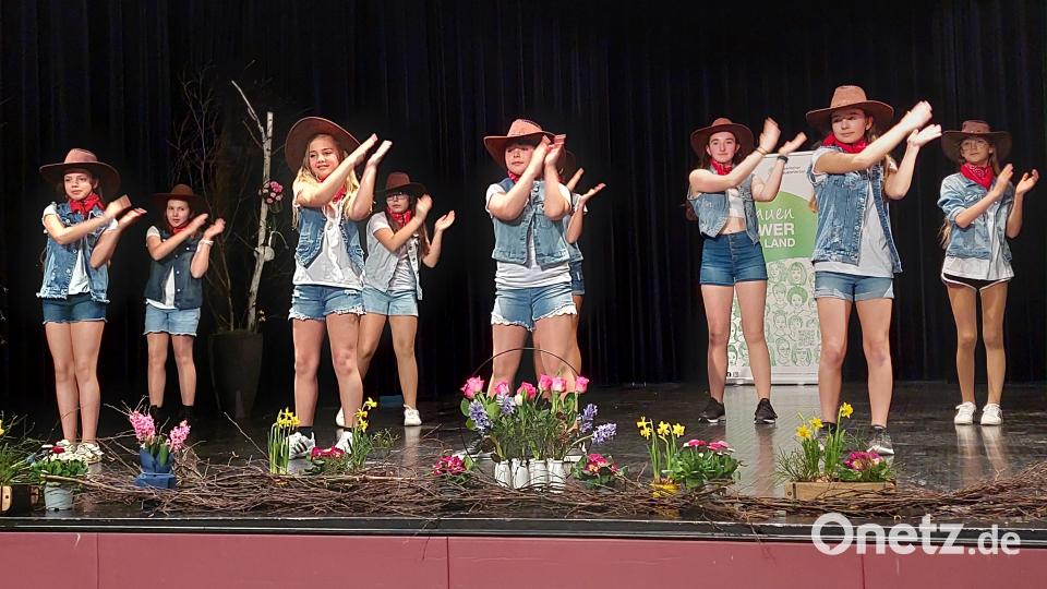 Schwung bringen die Tänzerinnen der Gruppe „Dance4U“ in die Veranstaltung. Bild: jua