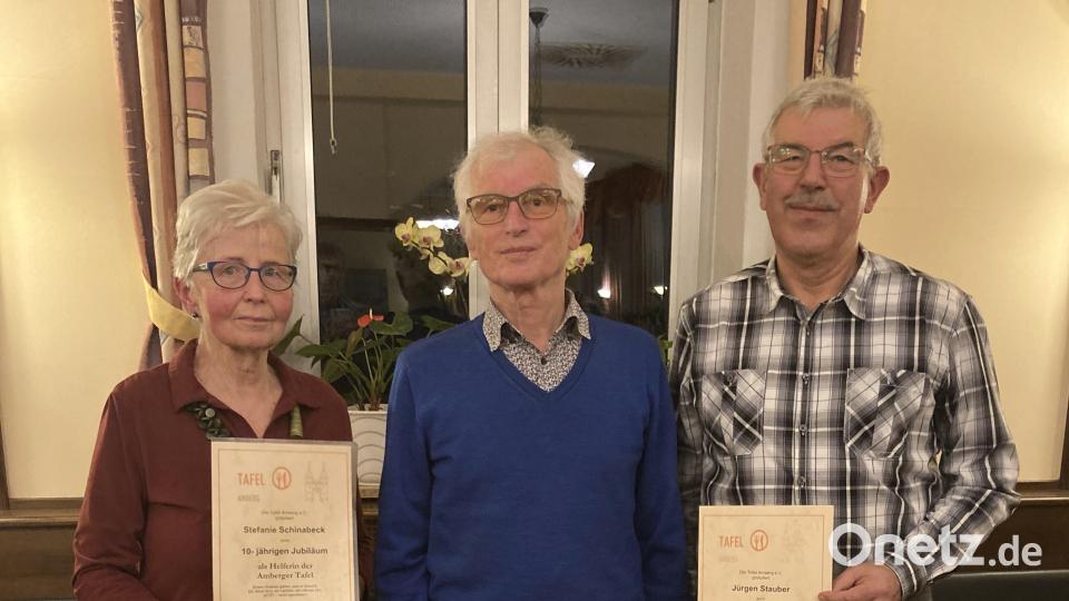 Stefanie Schinabeck und Jürgen Stauber (rechts) wurden für ihre Helfertätigkeit von Tafelvorsitzendem Bernhard Saurenbach (Mitte) geehrt. Bild: Robert Schißlbauer/exb