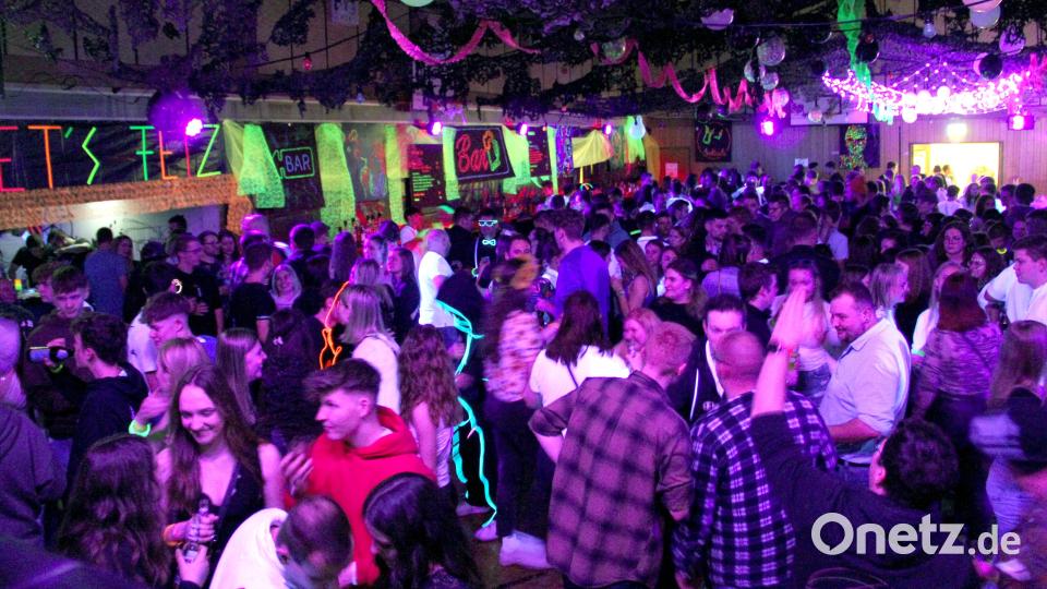 Die Faschings-Schwarzlicht-Party der Feuerwehr Niedermurach ist wieder ein Besuchermagnet. Bild: Josef Böhm