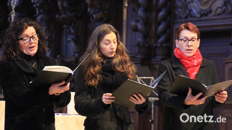&quot;Hebe deine Augen auf&quot;, gesungen von Gisela Malzer, Lisa Stopp und Gisela Schubert (von links). Bild: kro
