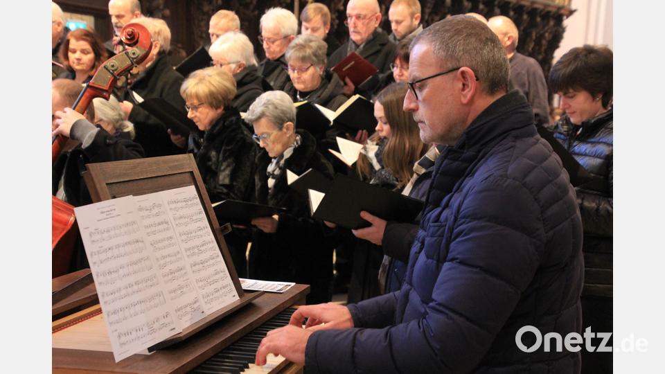 Stadtpfarrer Dr. Thomas Vogl an der Orgel. Bild: kro