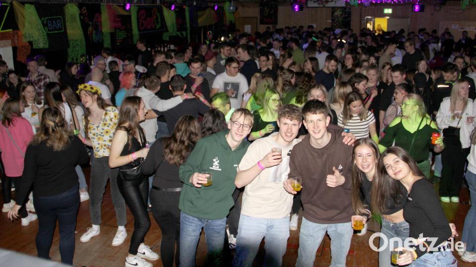 Bei den gutgelaunten Besuchern der Feuerwehr- Faschingsparty machen sich schnell tolle Stimmung und ausgelassene Partyfreude breit. Bild: Josef Böhm
