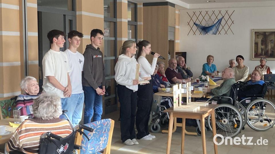 Die Technikgruppe hatte sechs Tischbasketballspiele gebaut, die sie den Bewohnern stolz präsentiert und als Geschenk überreicht. Bild: Köppl-Rötzer/exb
