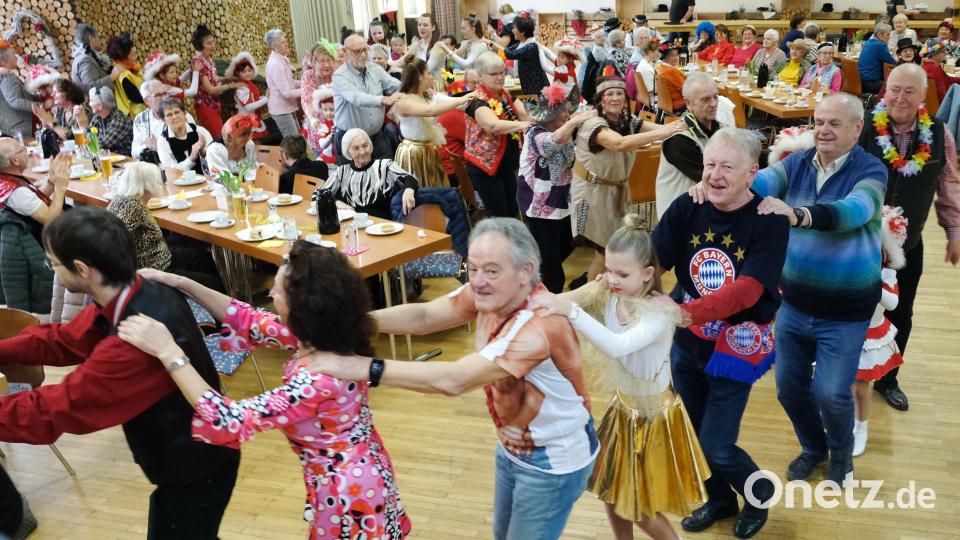 &quot;Wir ziehen los mit ganz großen Schritten...&quot; hallt es bei der Polonaise für Jung und Alt durch den Saal. Bild: mab