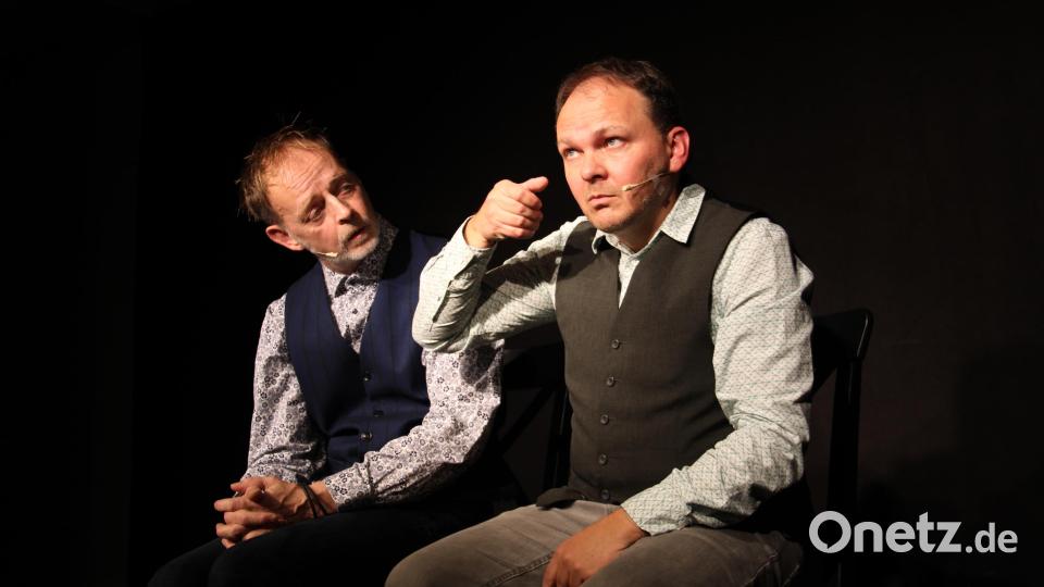 Robert Blöchl und Roland Penzinger (von rechts) alias &quot;BlöZinger&quot; begeisterten auf der Kleinkunstbühne der Futura in zwei Vorstellungen mit ihrem Kopfkino-Kabarett. Bild: prh