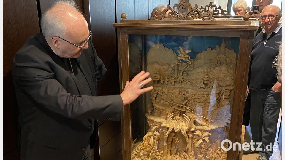 Bischof Voderholzer erläuterte den Gästen aus Tirschenreuth seine Schätze. Bild: Pfarramt Tirschenreuth/exb