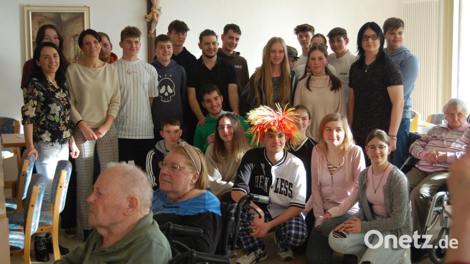 Die Schülerinnen und Schüler der Doktor-Eisenbarth-Mittelschule bringen mit ihrer Klassenleiterin Susanne Köppl-Rötzer eine Vielfalt von Aktivitäten und Beiträgen ins Alten- und Pflegeheim Oberviechtach. Bild: Werner Winderl//exb