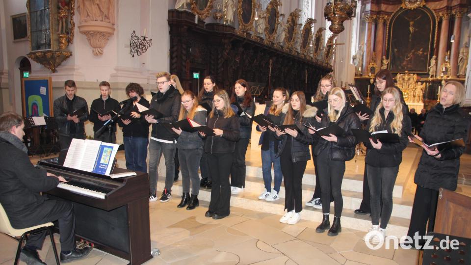 Der Schulchor des Stiftland-Gymnasiums unter der Leitung von Andreas Sagstetter. Bild: kro