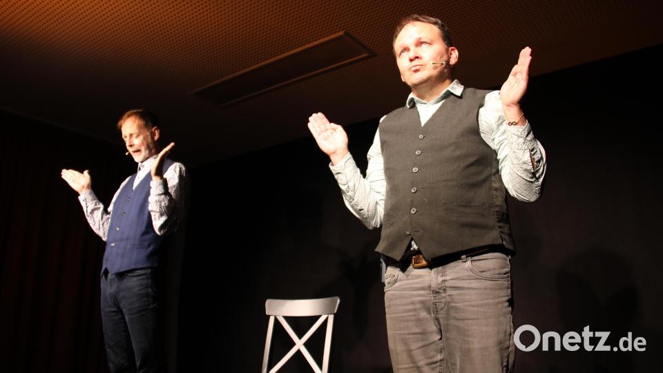 Robert Blöchl und Roland Penzinger (von rechts) alias &quot;BlöZinger&quot; begeisterten auf der Kleinkunstbühne der Futura in zwei Vorstellungen mit ihrem Kopfkino-Kabarett. Bild: prh
