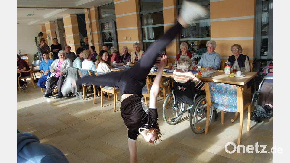 Pauline Zach beeindruckt das Publikum mit sehenswerter Akrobatik. Bild: Werner Winderl/exb