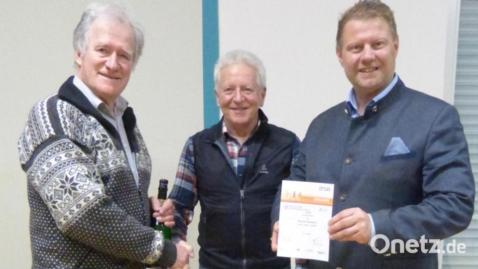 Rudolf Hartwich (Mitte) erhielt zum 50. Mal das Sportabzeichen in Gold. Es gratulierten Präsident Anton Bauernfeind (links) und Bürgermeister Stefan Grillmeier. Bild: TuS Mitterteich/exb