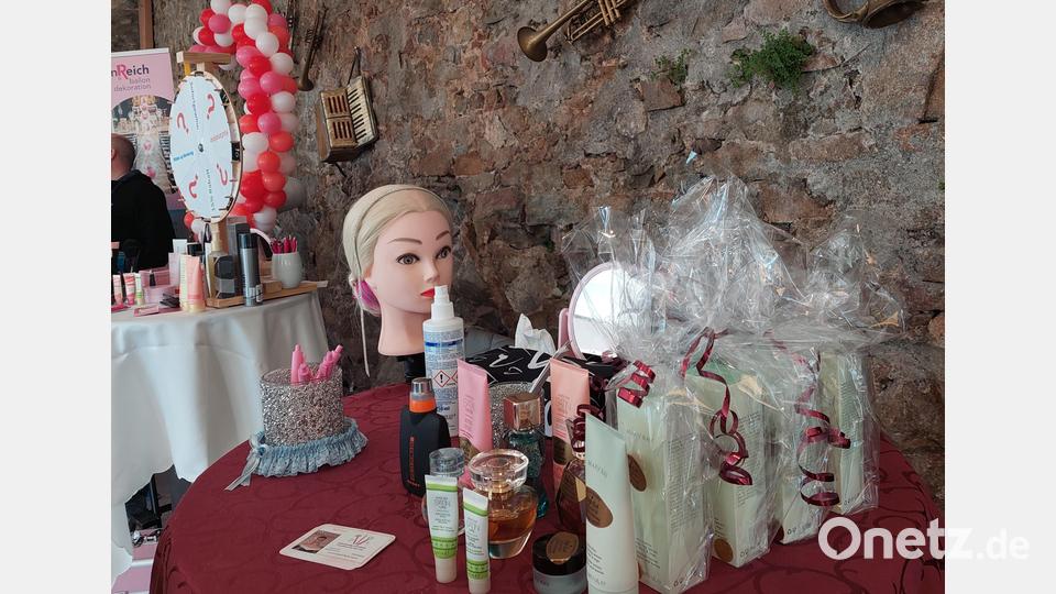 Auch an die Kosmetik ist vor der Hochzeit zu denken. Bild: jua